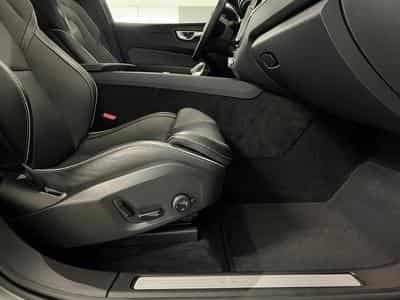 Volvo XC60 Plus Dark (2022) - Photo 9