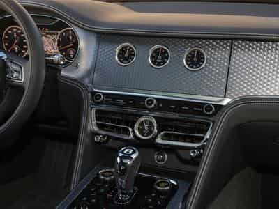 Bentley Flying Spur Azure V8 (2025) - Photo 10
