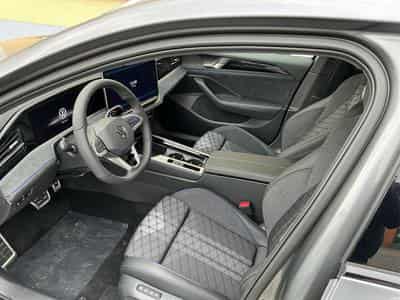VW Passat Variant R-Line 4WD (2026) - Photo 11