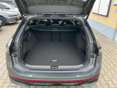 VW Passat Variant R-Line 4WD (2026) - Photo 6