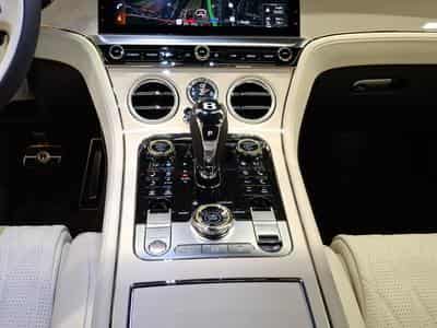 Bentley Continental GTC Azure (2026) - Photo 9
