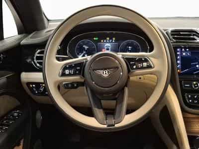 Bentley Bentayga V8 Azure (2023) - Photo 10