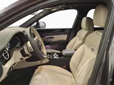 Bentley Bentayga V8 Azure (2023) - Photo 2