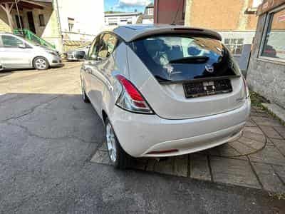 Lancia Ypsilon 1.2 Essence 5 Portes (2015) - Photo 3