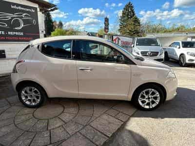 Lancia Ypsilon 1.2 Essence 5 Portes (2015) - Photo 8