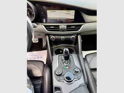Alfa-Romeo Giulia 2.0 Turbo 280 AT Q4 Veloce (2019) - Photo 13