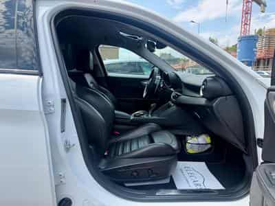 Alfa-Romeo Giulia 2.0 Turbo 280 AT Q4 Veloce (2019) - Photo 9
