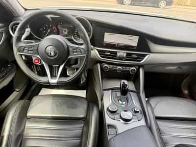Alfa-Romeo Giulia 2.0 Turbo 280 AT Q4 Veloce (2019) - Photo 8