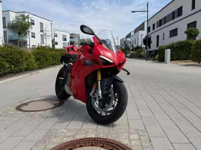 Ducati Panigale V4S (2023) - Photo 1