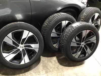 Jantes alu + Pneus h 18" 215/55 R18 99V (2026) - Photo 1