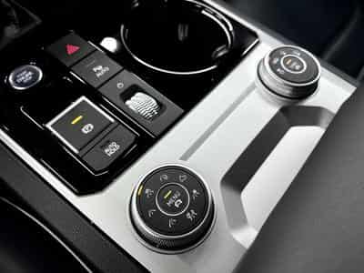 VW Touareg 3.0 TSi V6 PHEV 4MOTION Elegance 381 CV  * Attelage * (2022) - Photo 15