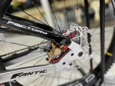 Fantic XXF 2.0 FACTORY Öhlins 720Wh, 29''-27,5'', freins 4 pistons, 90 (2026) - Photo 6
