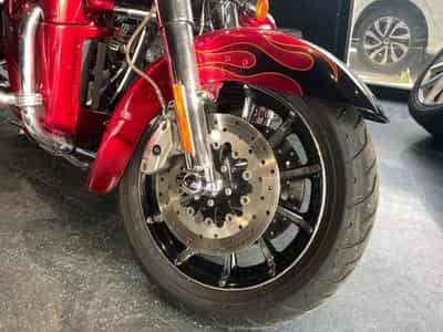 Harley-Davidson CVO Limited Limited Edition Ultra Classic Electra Glide / VP (2011) - Photo 11