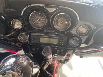 Harley-Davidson CVO Limited Limited Edition Ultra Classic Electra Glide / VP (2011) - Photo 14