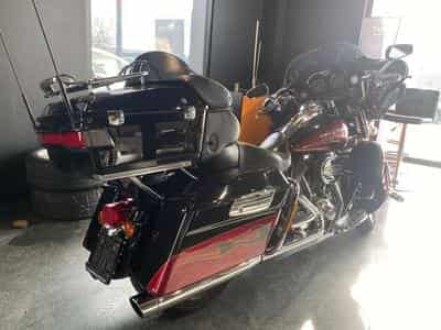 Harley-Davidson CVO Limited Limited Edition Ultra Classic Electra Glide / VP (2011) - Photo 3