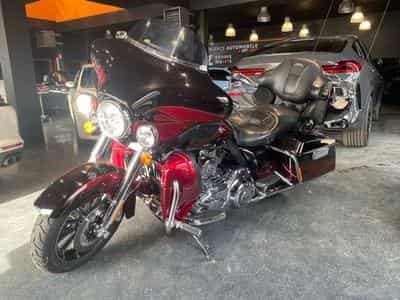 Harley-Davidson CVO Limited Limited Edition Ultra Classic Electra Glide / VP (2011) - Photo 4