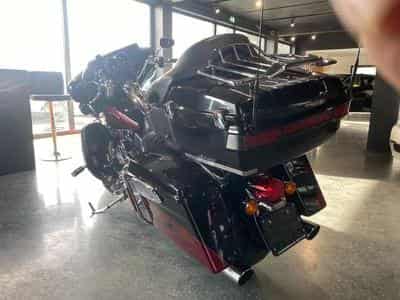 Harley-Davidson CVO Limited Limited Edition Ultra Classic Electra Glide / VP (2011) - Photo 5