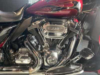 Harley-Davidson CVO Limited Limited Edition Ultra Classic Electra Glide / VP (2011) - Photo 7