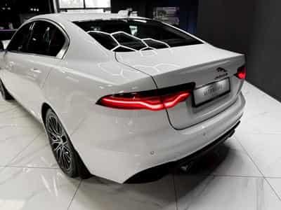 Jaguar XE P300 AWD HSE (2022) - Photo 9