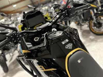 Zontes 703 F BLACK/GOLD 19 (2026) - Photo 6