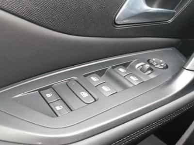 Peugeot 408 HYBRID 145 ALLURE E-DCS6 (2024) - Photo 14