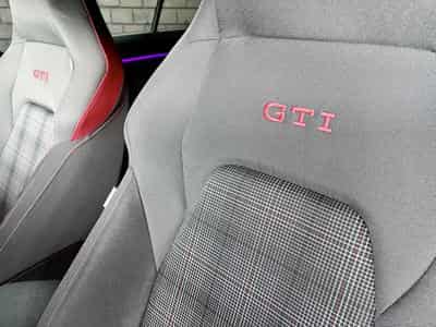 VW Golf GTI 2.0 TSI BVM6 245 CV *BOITE MECA* JANTES 19* CARPLAY* (2023) - Photo 8