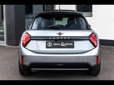 Mini Cooper S 5 PORTES AUTO FAVOURED TRIM - PACK XL - MELTING SILVER III (2025) - Photo 4