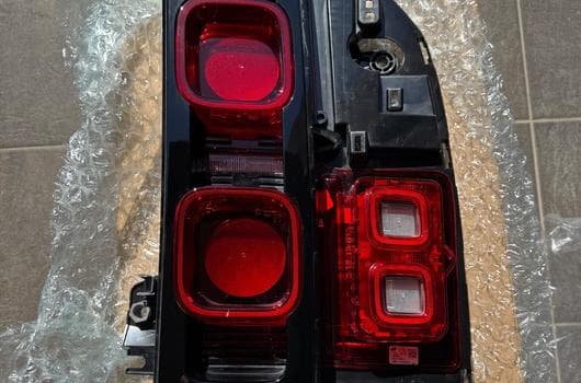 Land-Rover Defender 110 D250 X-Dynamic SE (2024) - Photo 6