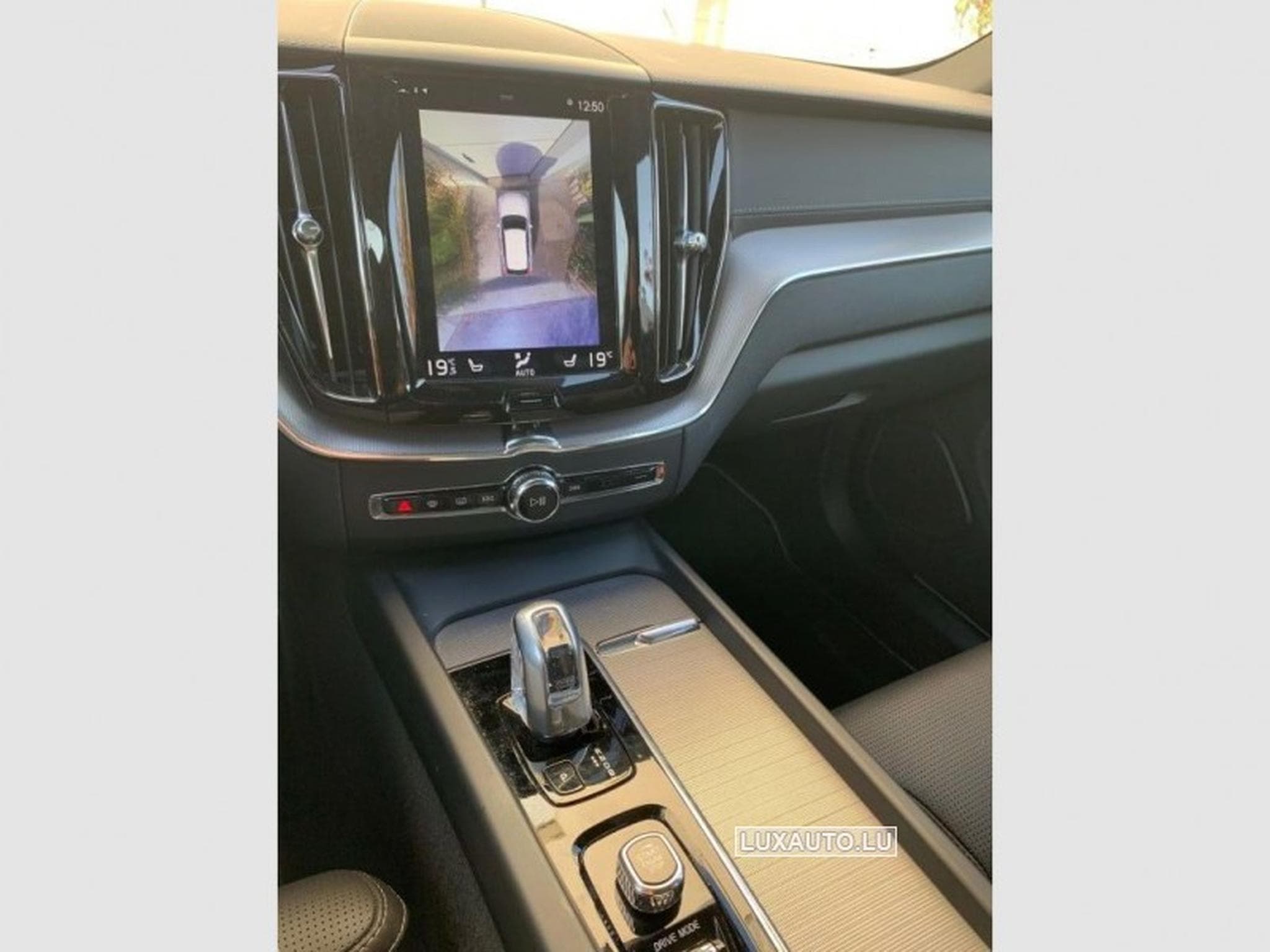 Volvo XC60 2.0 T8 Twin Engine R-Design eAWD Geartronic (2018) - Photo 10