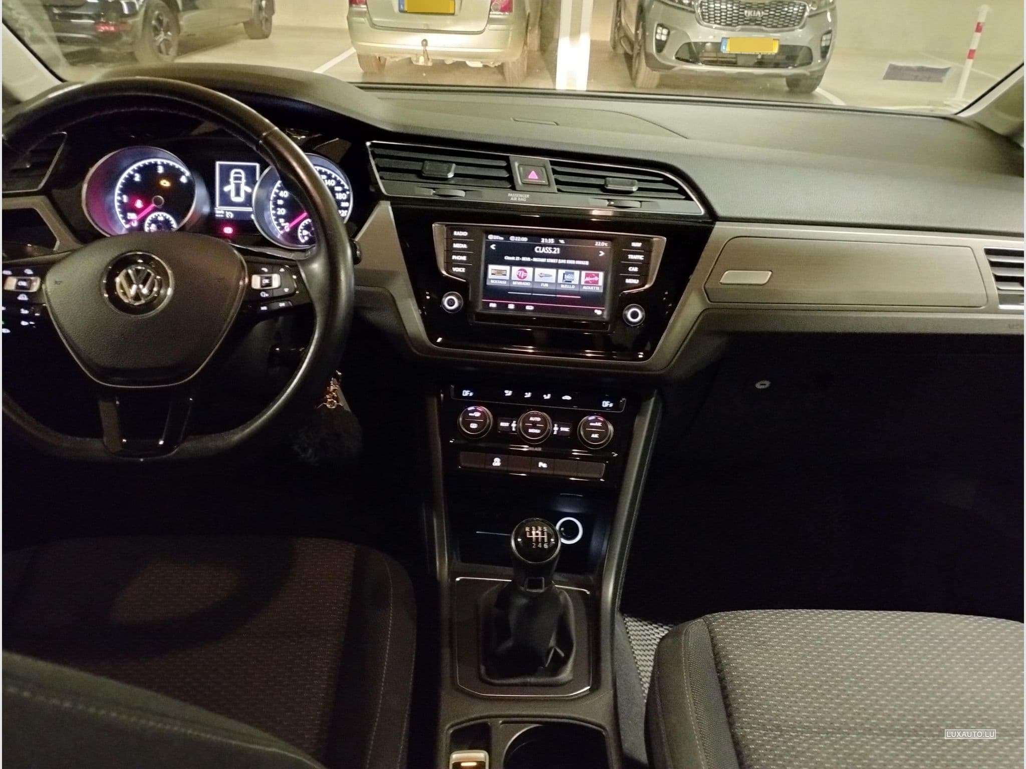 VW Touran (2015) - Photo 2
