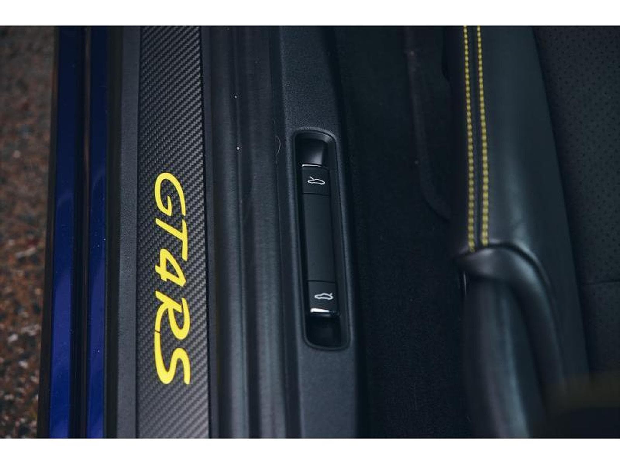 Porsche Cayman GT4 RS Weissach (2023) - Photo 11