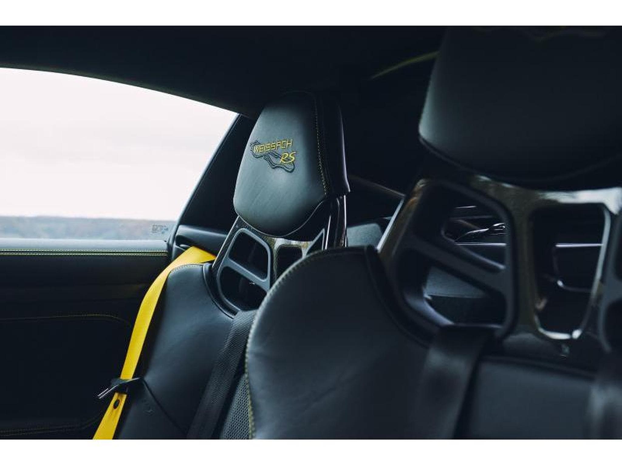 Porsche Cayman GT4 RS Weissach (2023) - Photo 7