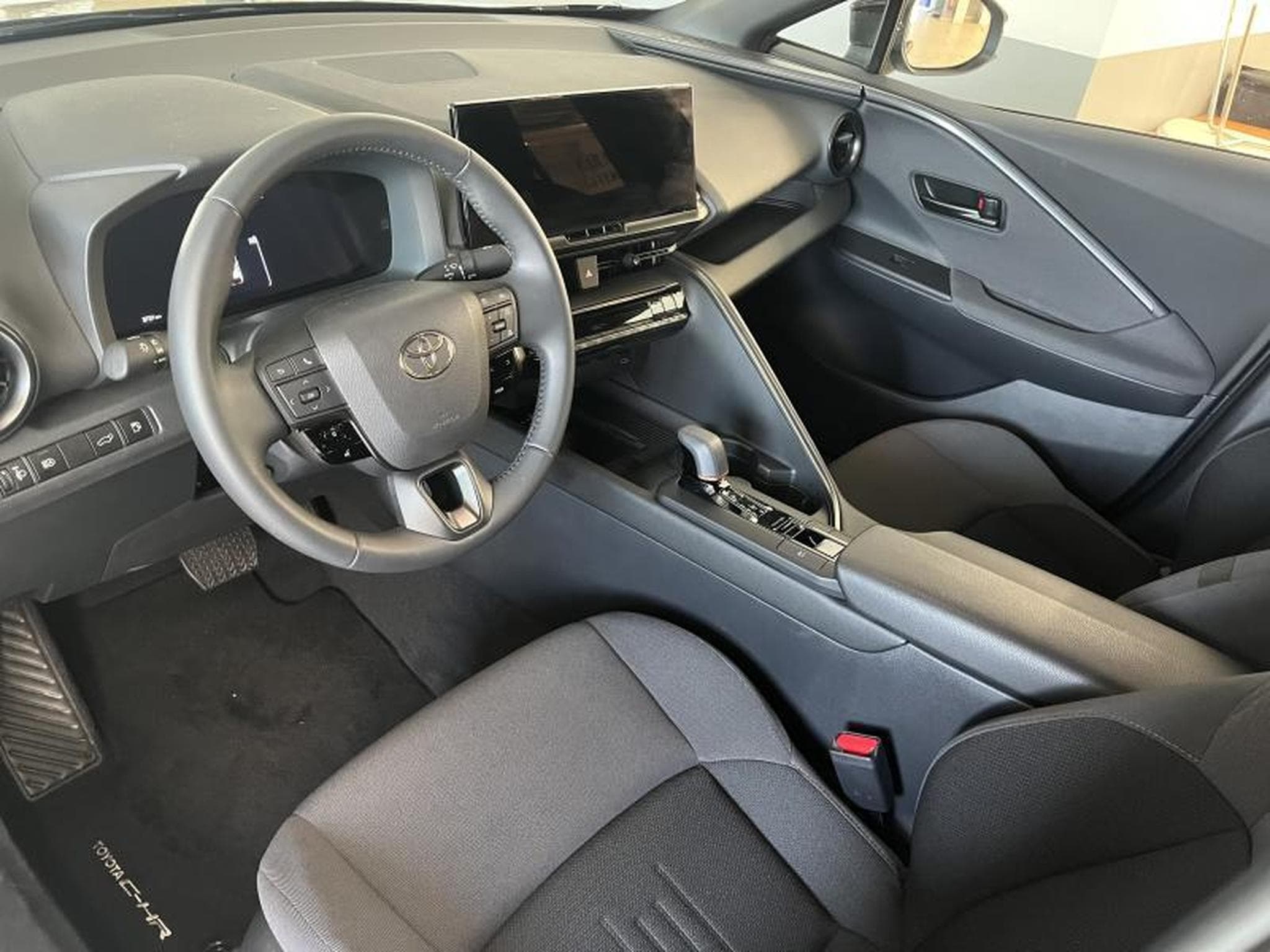 Toyota C-HR Dynamic Plus Mono-Tone (2024) - Photo 8