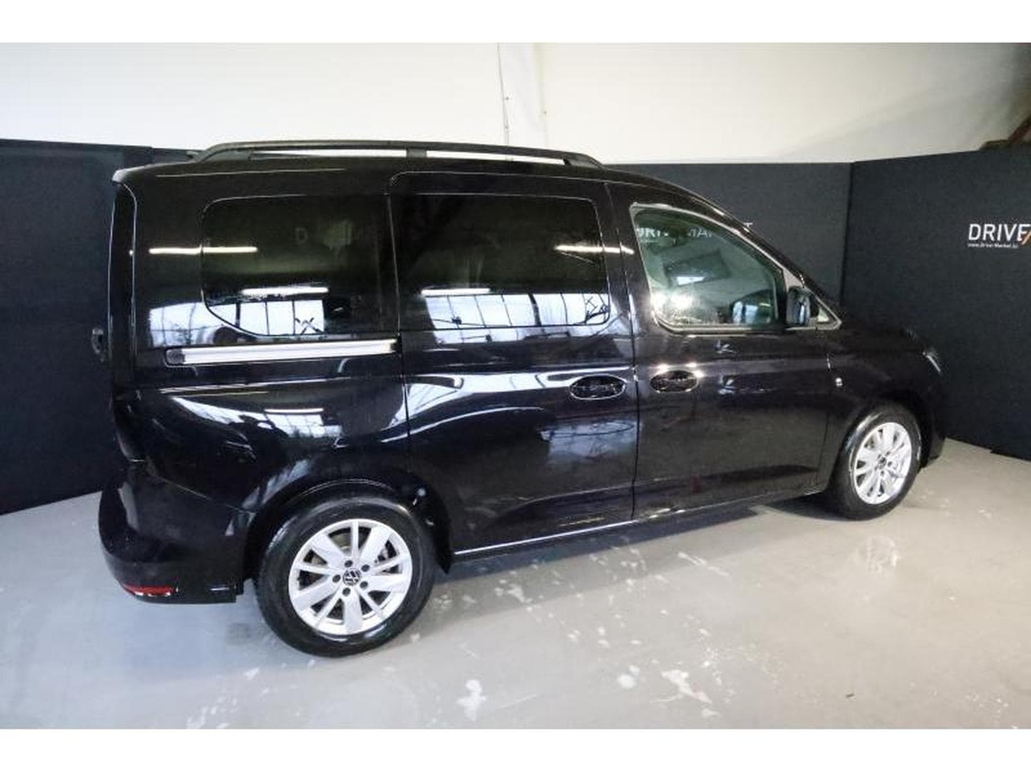VW Caddy V Life (2024) - Photo 18
