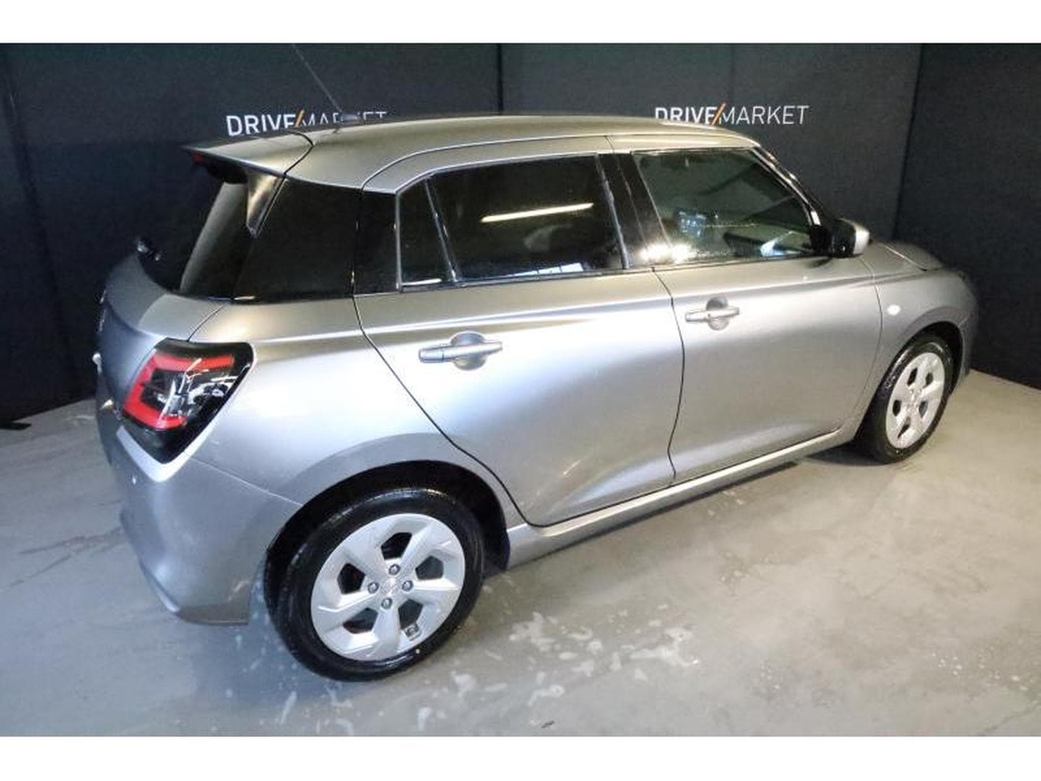 Suzuki Swift GL+ (2024) - Photo 3
