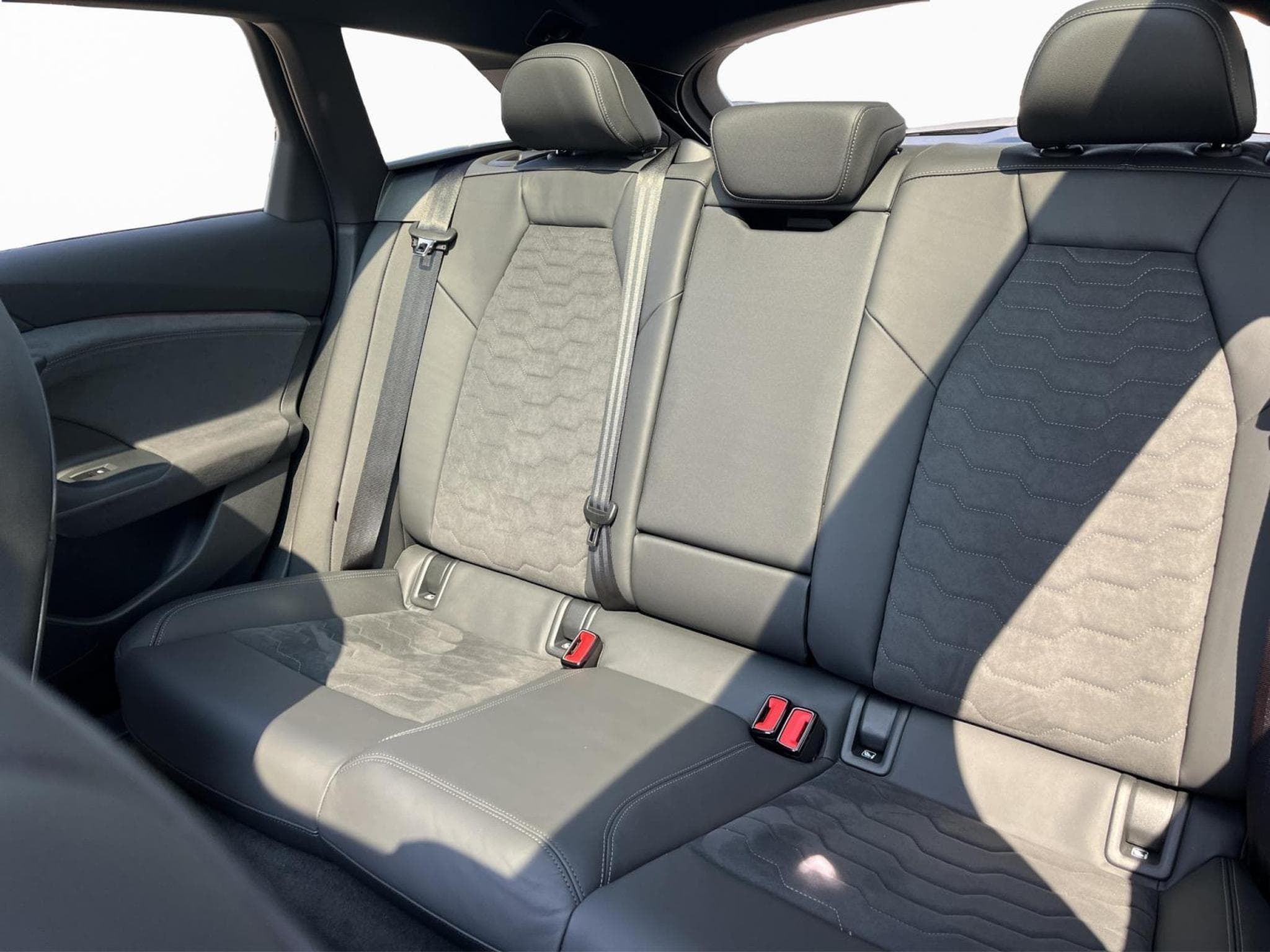 Audi A6 Edition Blue Avant e-tron (2025) - Photo 16