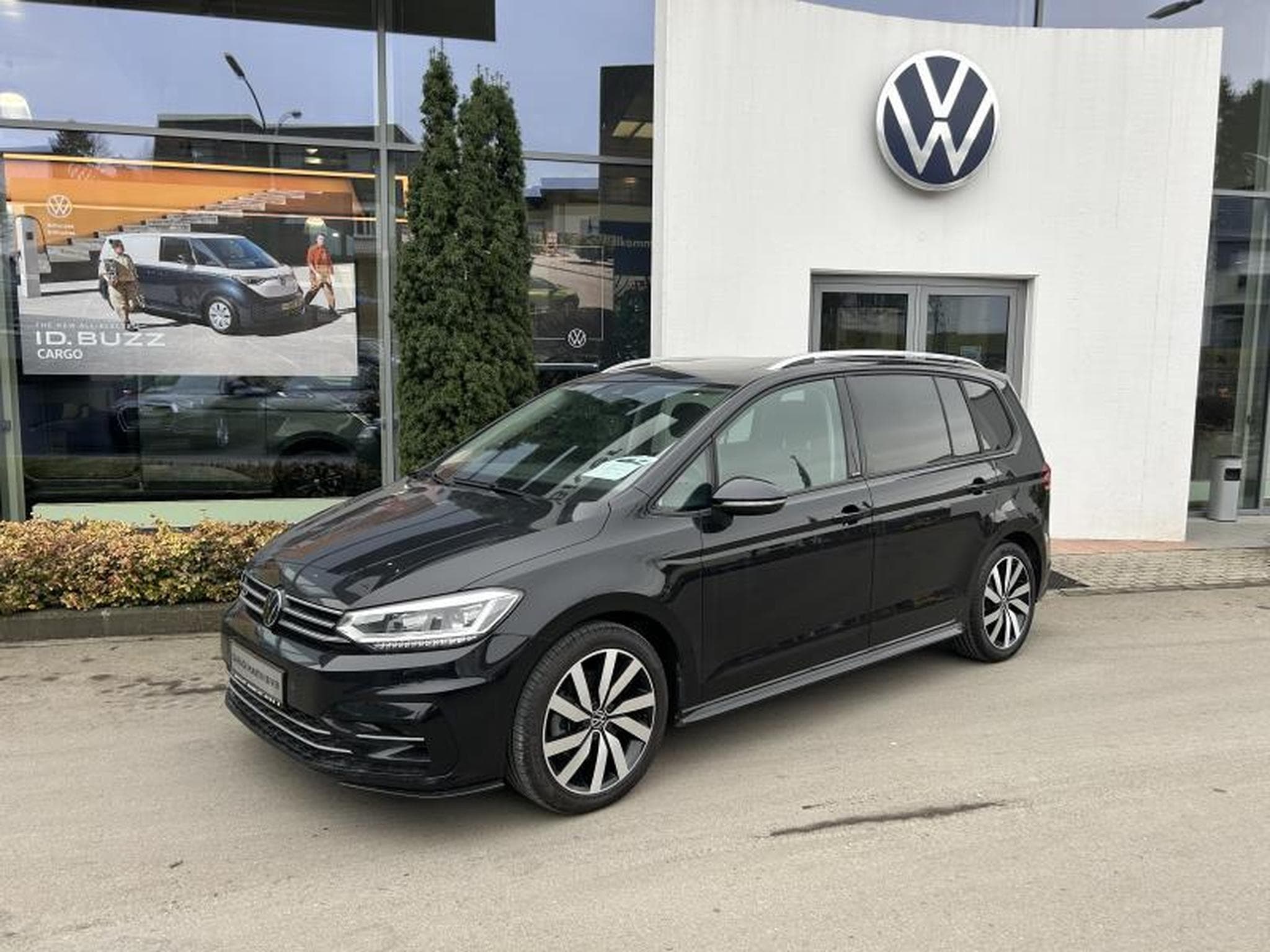 VW Touran Life 1.5 TSI DSG (2024) - Photo 2