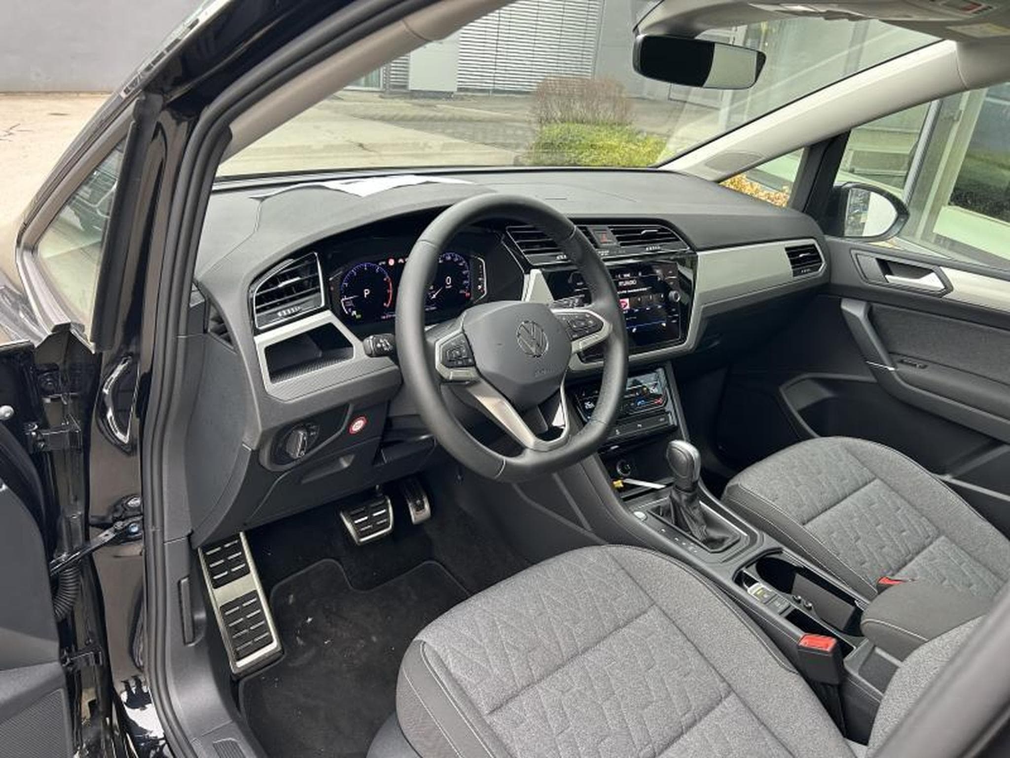 VW Touran Life 1.5 TSI DSG (2024) - Photo 6