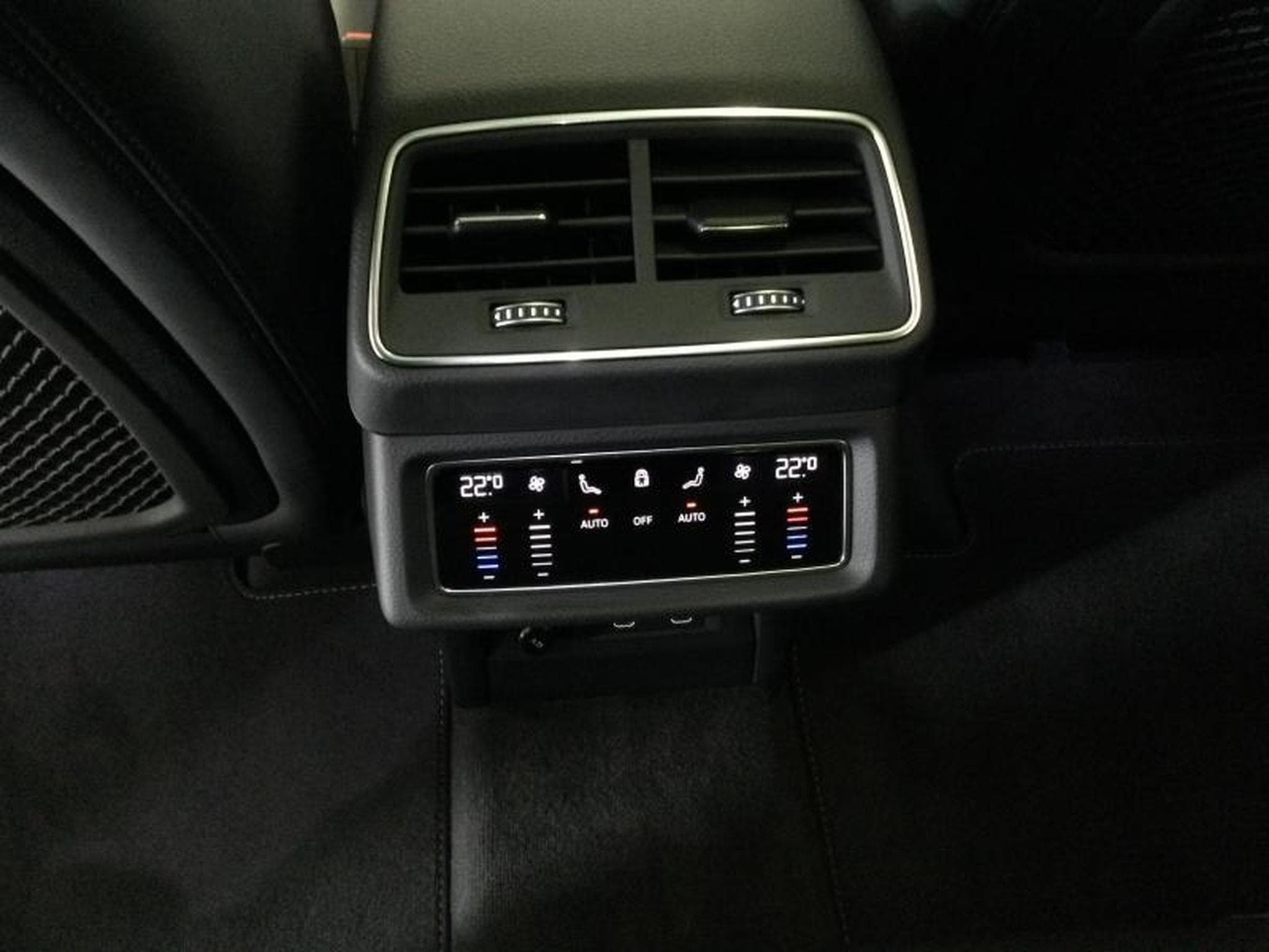Audi Q8 Sportback e-tron s-line (2025) - Photo 16