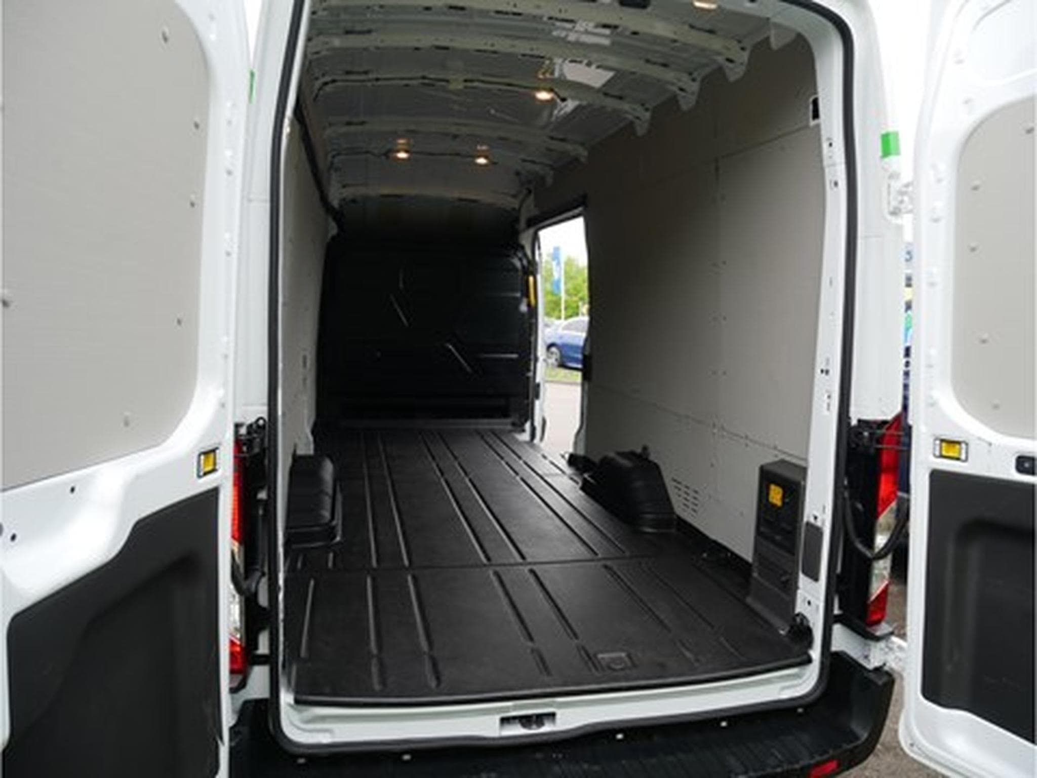 Ford Transit 2T 425E Fourgon Tole L4/H3 Trend Electric 67kW/198kW/269cv G (2023) - Photo 4
