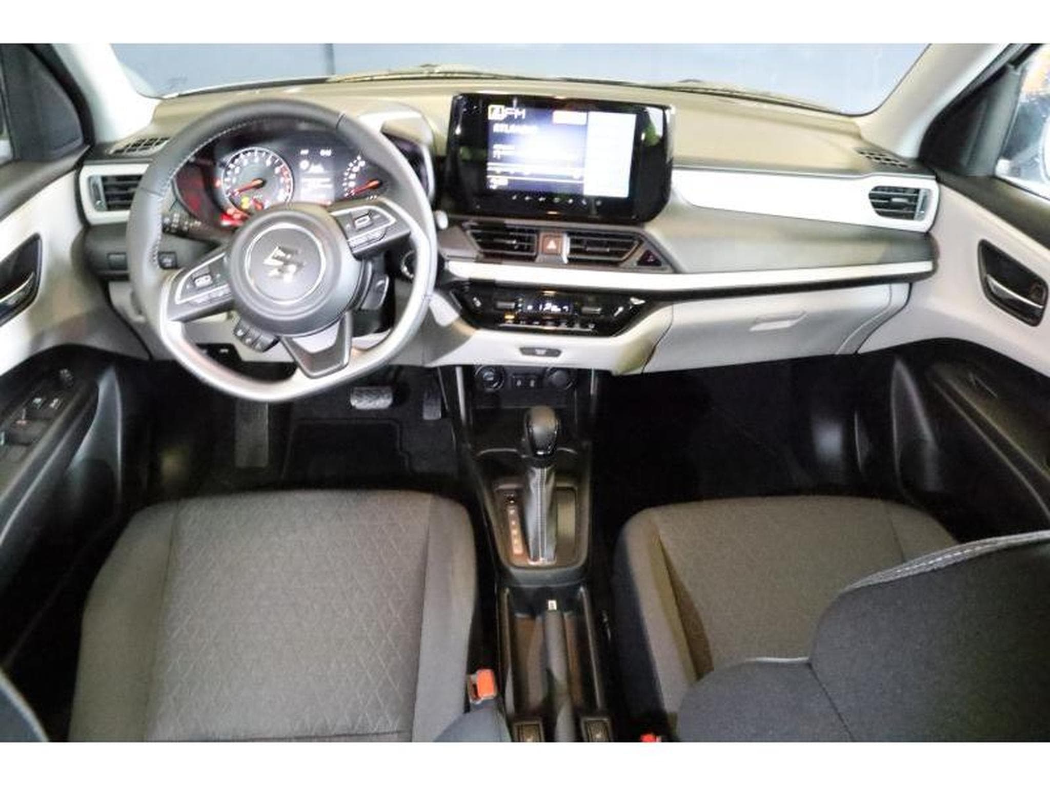 Suzuki Swift GL+ (2025) - Photo 2