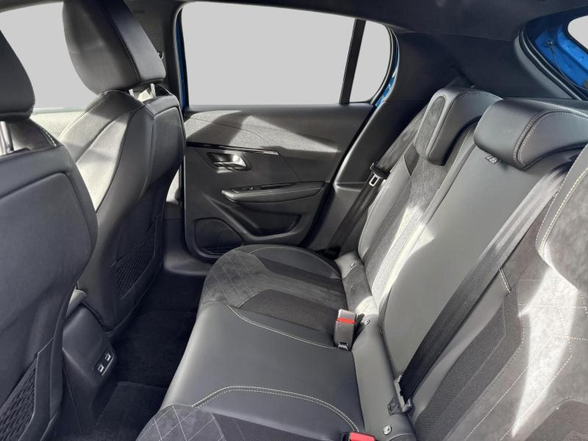 Peugeot 208 GT Line (2023) - Photo 12