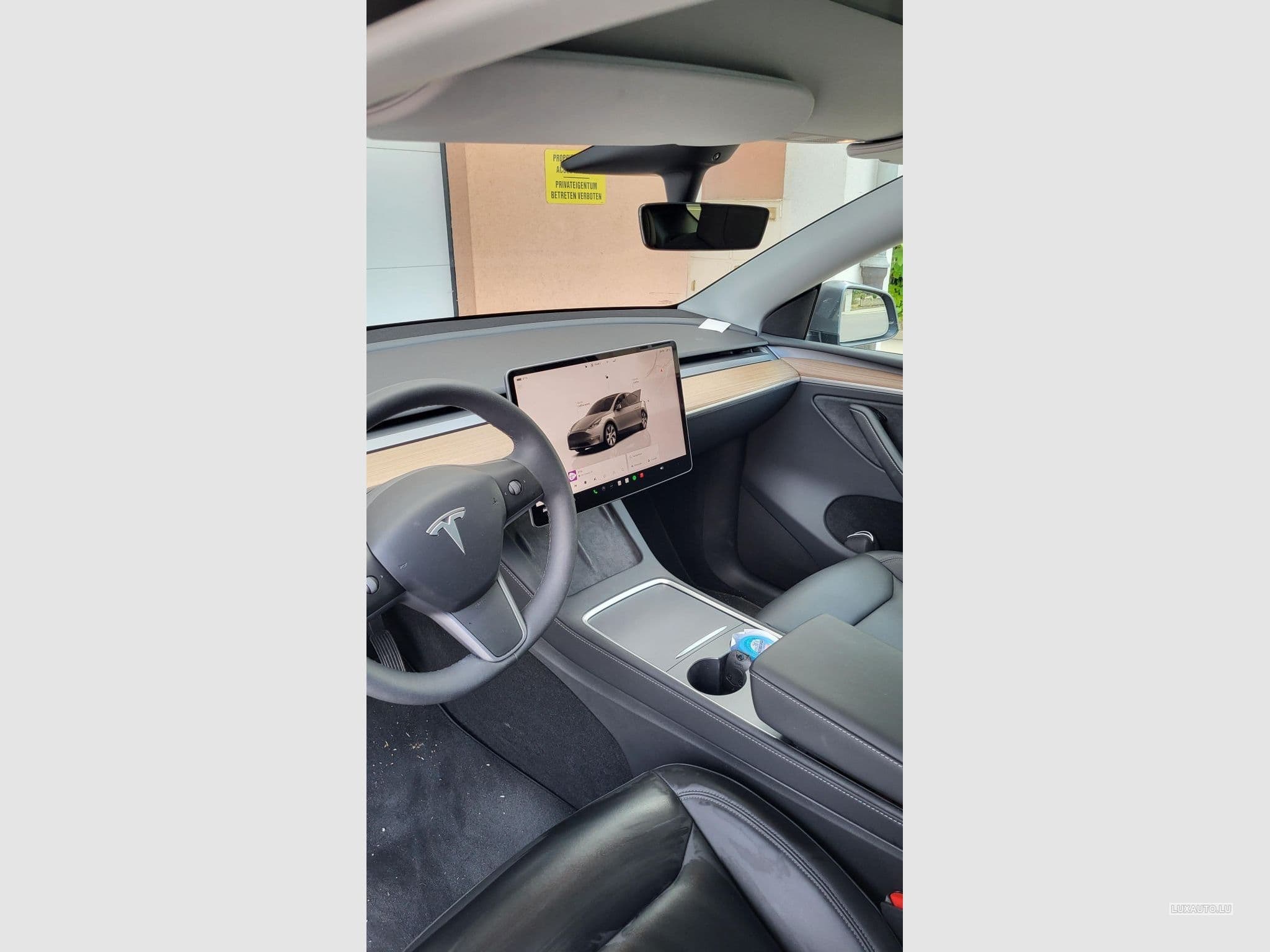 Tesla Model Y (2024) - Photo 8