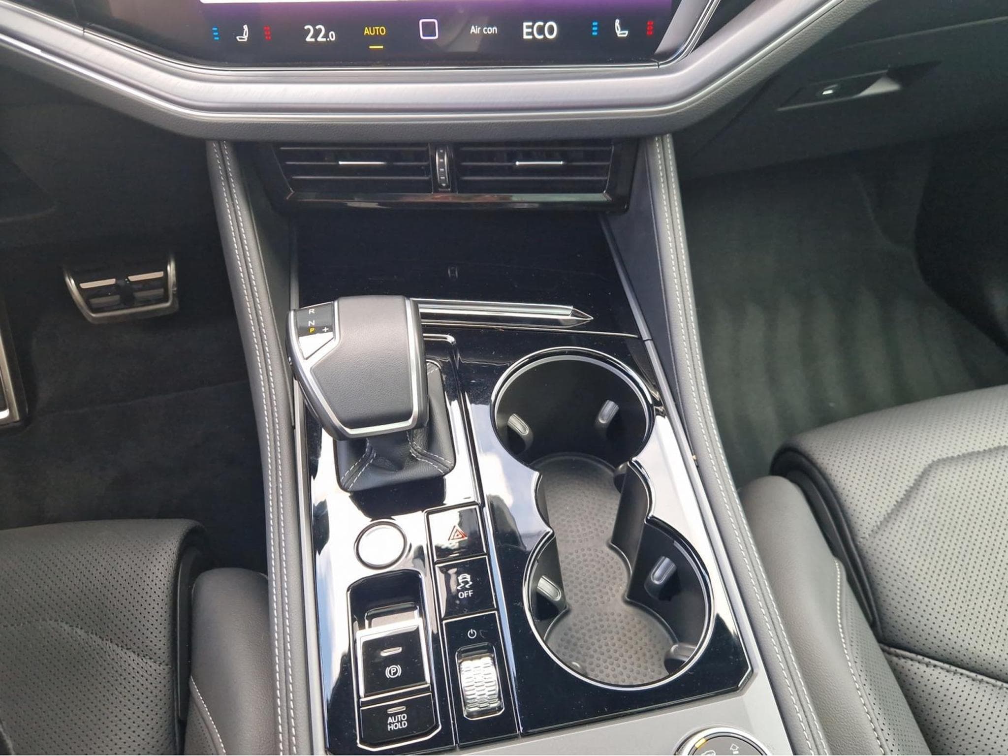 VW Touareg R-LINE (2024) - Photo 13