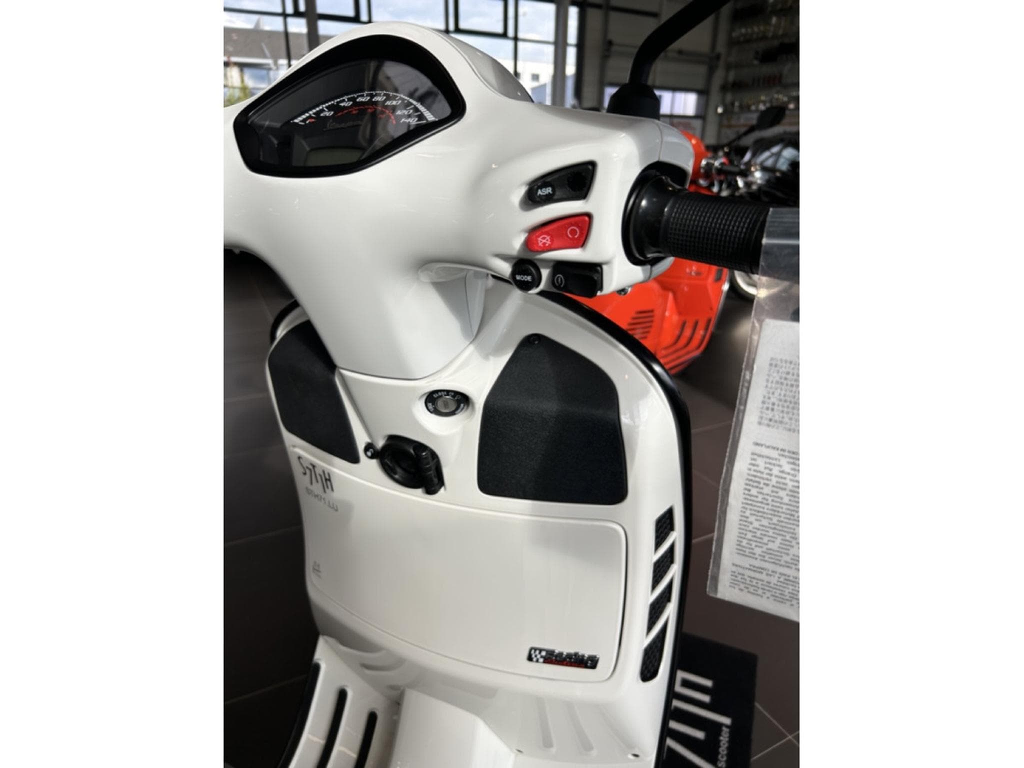 Vespa GTS Racing 60s (2022) - Photo 4