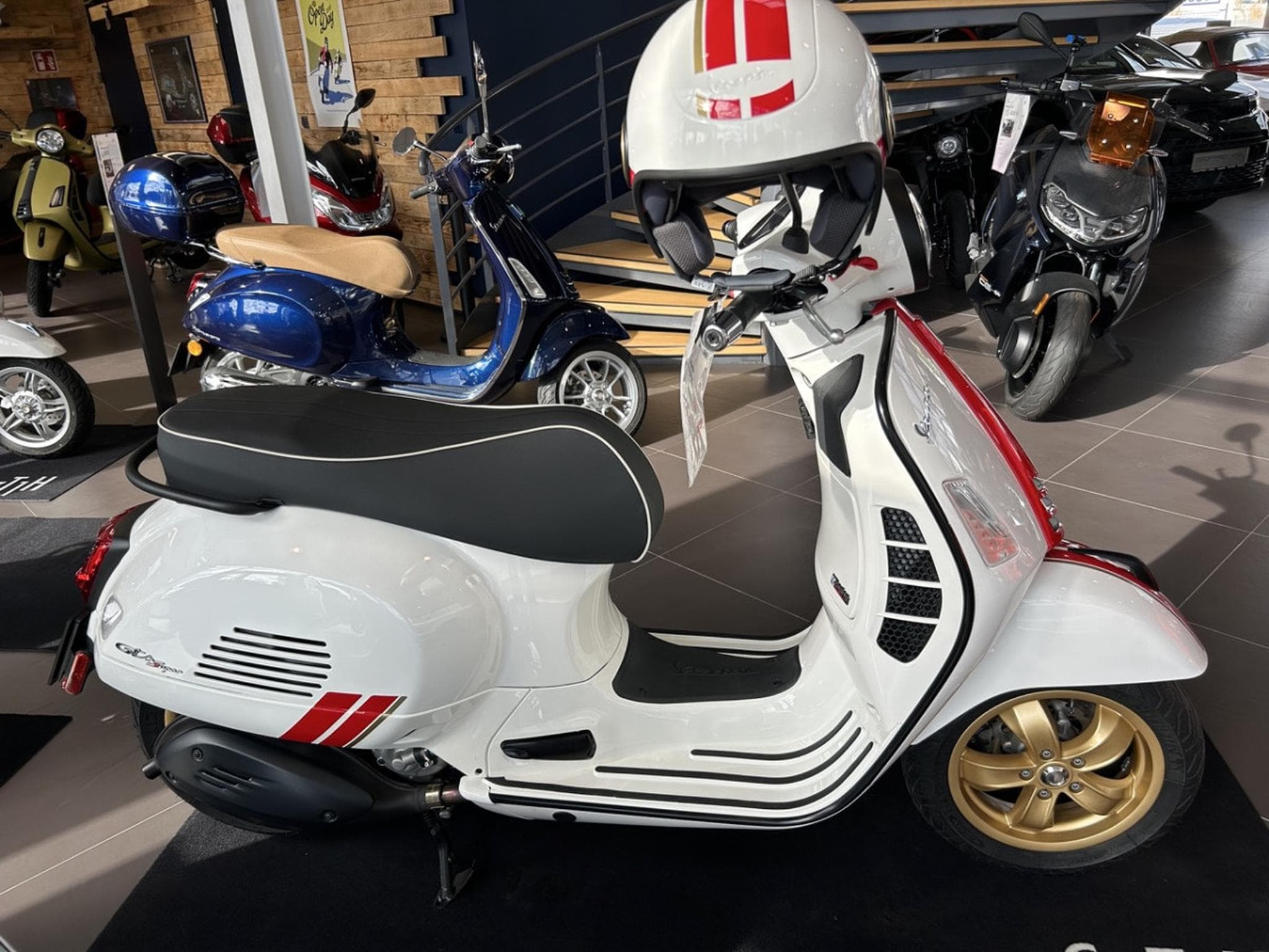 Vespa GTS Racing 60s (2022) - Photo 9