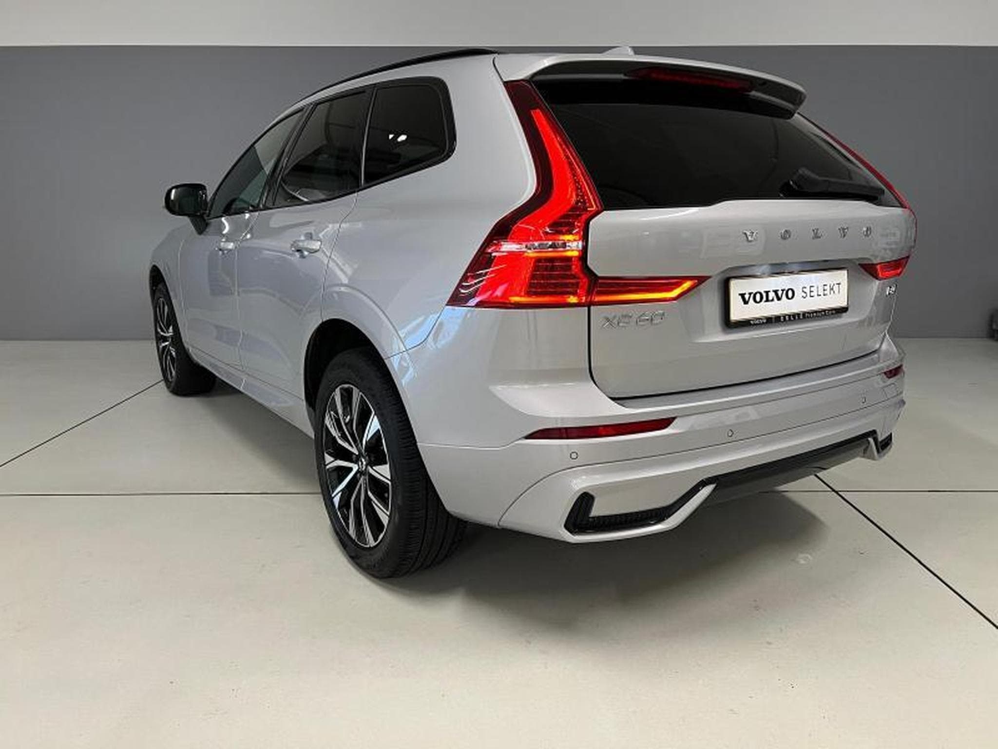 Volvo XC60 Plus Dark (2022) - Photo 2