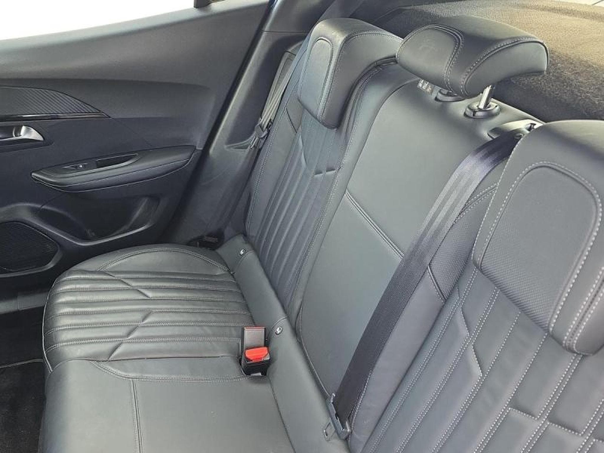 PEUGEOT 2008 e-2008 136ch GT (2022) - Photo 3