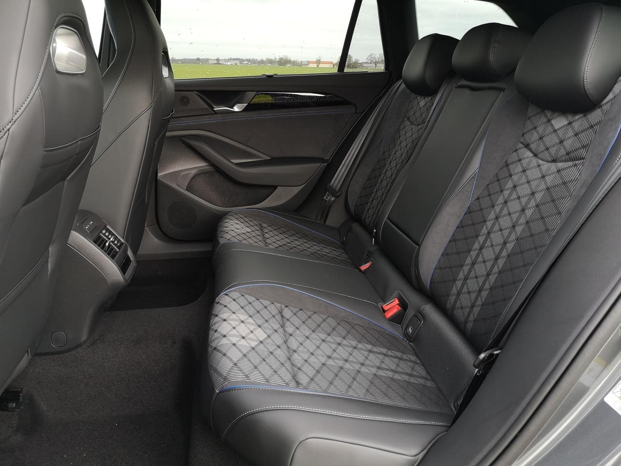VW Passat Variant 2.0 TDI 142 kW 4Motion R-Line (2026) - Photo 10