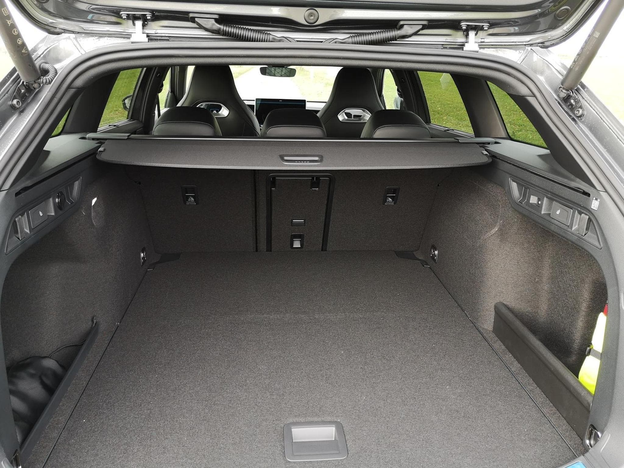 VW Passat Variant 2.0 TDI 142 kW 4Motion R-Line (2026) - Photo 11